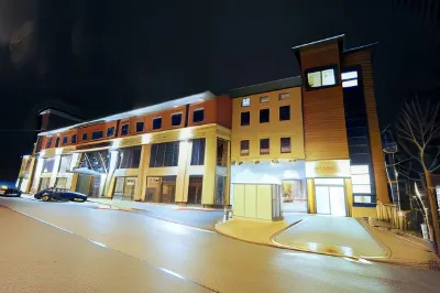 Carrick Plaza Suites and Apartments Hotel dekat Rockingham gate Lodges