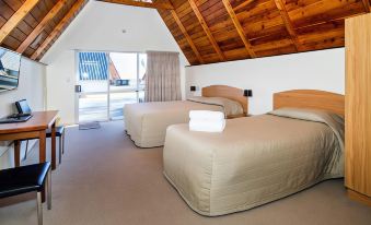 Mountain Chalets Motel