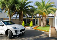 Beachcombers Hotel - parking