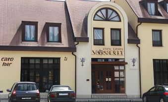 2. Hotel Mi..