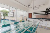RedDoorz Premium Near Stasiun Lenteng Agung