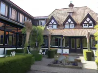 Hotel Kasteelhof 't Hooghe Hotels near Ramparts Cemetery