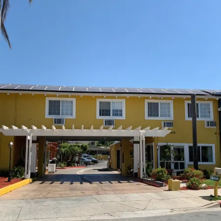 Sandyland Reef Inn