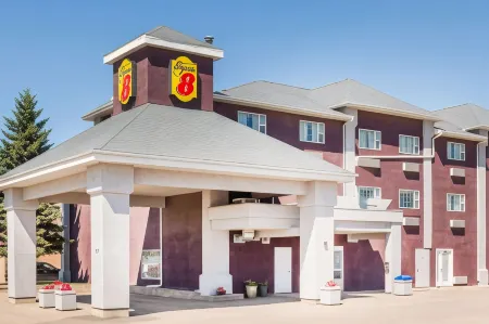 Super 8 by Wyndham Saskatoon Near Saskatoon Airport Отели рядом с достопримечательностью «Университет Саскачевана»