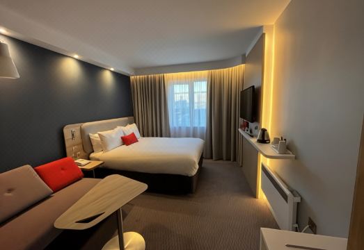 1. 홀리데이 인 익..