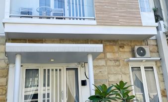 Villa Madina Keluarga  (Full AC) Dekat Jtp 3