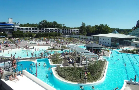 隆內比布倫酒店