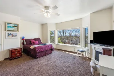 Springville Welcome Home: spacious 5-bedroom house in delightful Springville Hotels near Springville City Skate Park