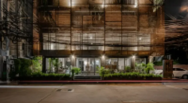 آي آر أون هوتل Hotels near محطة بي تي إس - ثونغ لو