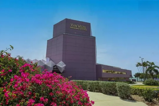 Second floor Apt D 1 mile from waterfront and downtown. Just 2 miles from beach!