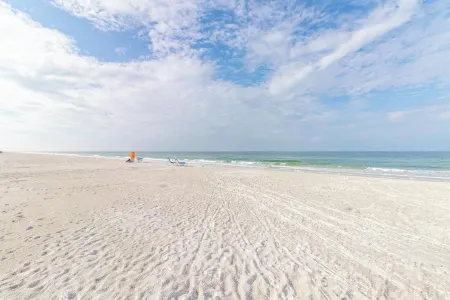 Charming 1-bedroom, Beachfront condo in fabulous Longboat Key steps to the beach