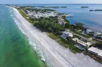 Charming 1-bedroom, Beachfront condo in fabulous Longboat Key steps to the beach