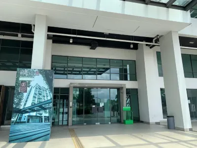 Skyview Univ360 Place Facing Mines Lake Hotels in Seri Kembangan