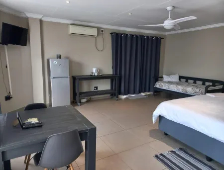 Snl Guesthouse at Visarend Отели в г. Малелане