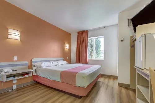 Motel 6 Roseburg, or Hotels in Roseburg