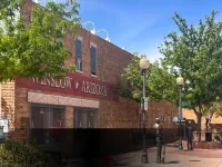 Luxury Oasis. Walk to Old Town. Modern Amenities.