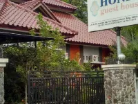 Comfy Room at Honey Guesthouse Syariah - Pet friendly