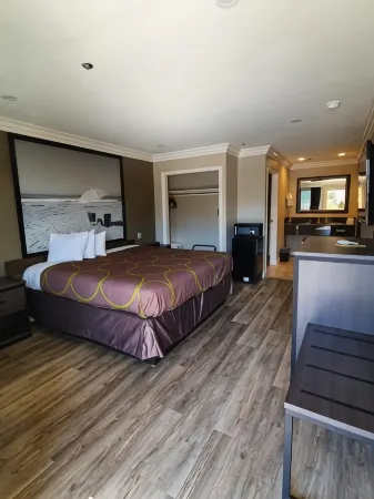 Super 8 by Wyndham Cypress Buena Park Area Отели в г. Сайпрес