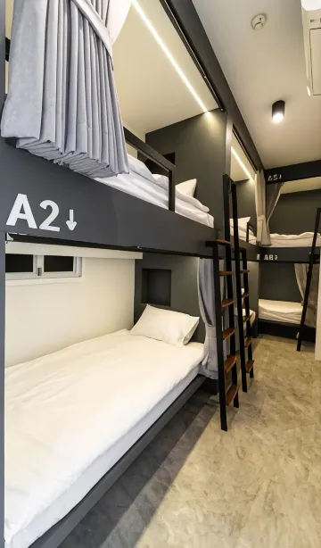 เตียงในหอพักรวมชายหญิง 6 เตียง