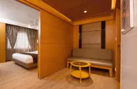 Sri Aadhish Grand Hotel - Parkplatz