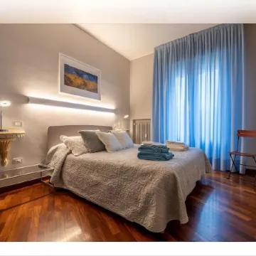 Large and bright penthouse in the heart of the city of Parma near the station