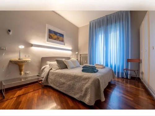 Large and bright penthouse in the heart of the city of Parma near the station