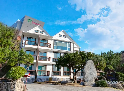 Samcheok Seaside Bed and Breakfast (Yonghwa Beach, Marine Cable Car, Marine Rail Bike) - 2-Star
