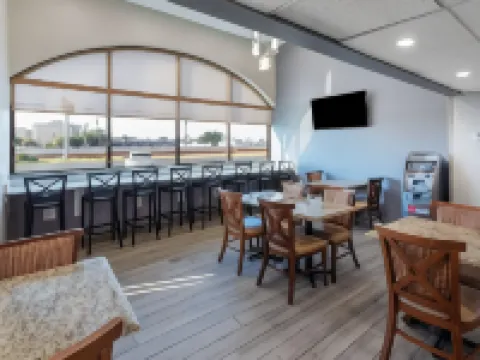 ベイモント バイ ウィンダム マッカラン/ファー マッカレンのホテル