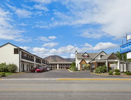 Travelodge by Wyndham Wenatchee Отели в г. Веначи