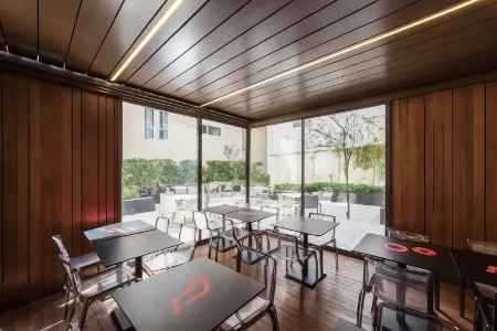 Moov Hotel Porto Centro Отели рядом с достопримечательностью «Понти-ди-Дон-Луиш I»