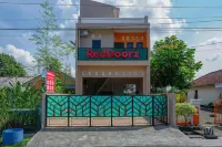 RedDoorz Syariah Near Stasiun Gumilir Cilacap Hotels in Jeruklegi