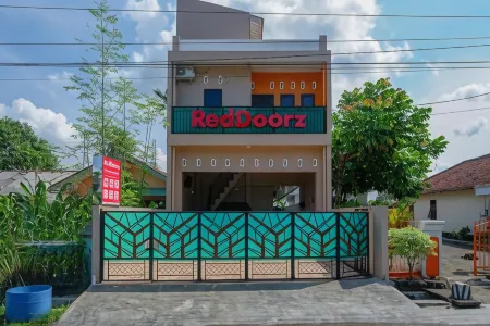 RedDoorz Syariah Near Stasiun Gumilir Cilacap Отели рядом с достопримечательностью «Dojang Penyu Timur»