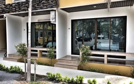 Yellow House Rayong Отели рядом с достопримечательностью «Mae Ram Phueng Beach»