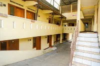 RedDoorz Syariah Near Gor Satria 4