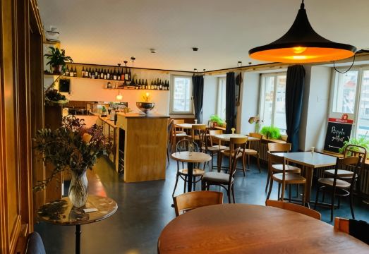 취리히 강변에 위치한 팝업 호텔 크로네 취리히의 외관