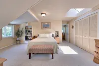 Bright and quiet 2-bed home next to the Point Reyes National Seashore. فنادق في Inverness