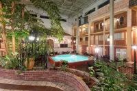Ramada by Wyndham Topeka Downtown Hotel & Convention Center - Pools