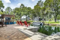 Bigfoot Bungalow -Enjoy being directly on the clear waters of Weeki Wachee River