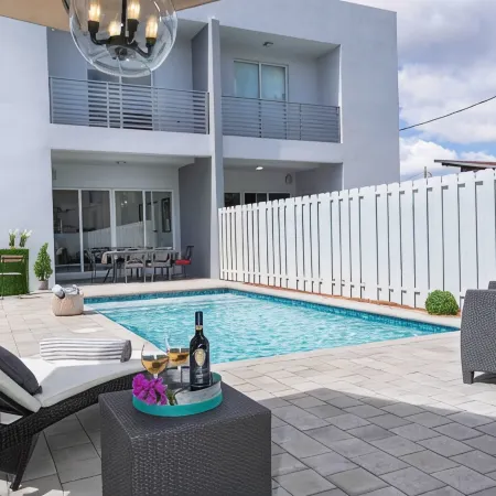 Poolside Sanctuary 4B 4B Heated Pool ,Jacuzzi 1Gb Internet.