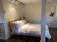 Centrally located private studio in Chemainus Hotele w: Chemainus