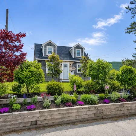 Entire cottage, walk to/from ferry & downtown, newly renovated, parking on site