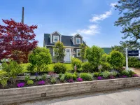 Entire cottage, walk to/from ferry & downtown, newly renovated, parking on site