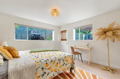 2 King Suite BBQ Free parking 93 Walking score Pet-friendly Hotels in ballard