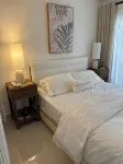 Elegant Poolside Apartment, Large Covered Terrace- Walk to Beach, West Coast Hôtels à : 