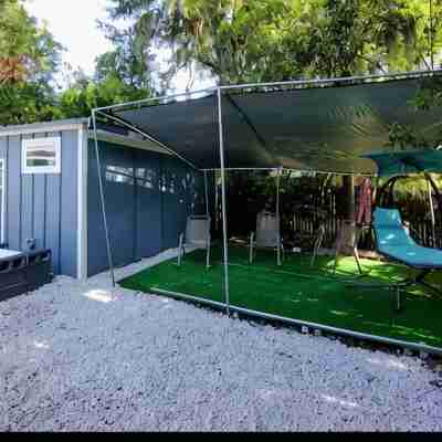 Backyard Guest House Suite Hotel Exterior