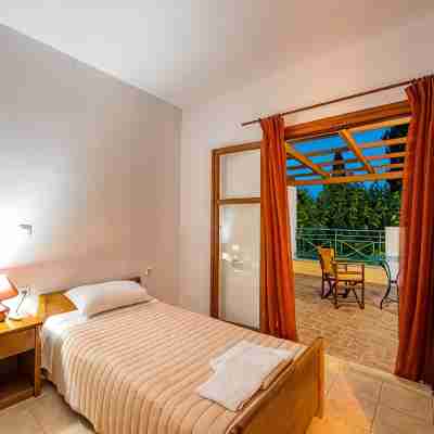 Spacious Villa for 6 with Private Pool & Large Garden, 400m from the Beach Rooms