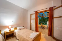 Spacious Villa for 6 with Private Pool & Large Garden, 400m from the Beach - فلل