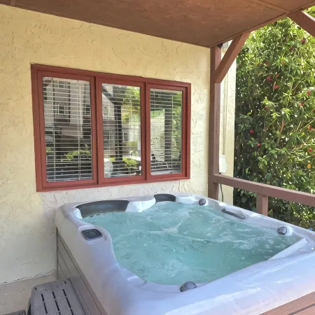 Alan's Apartment - Hot tub, fireplace, located in a quiet corner of Helen.