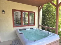 Alan's Apartment - Hot tub, fireplace, located in a quiet corner of Helen.