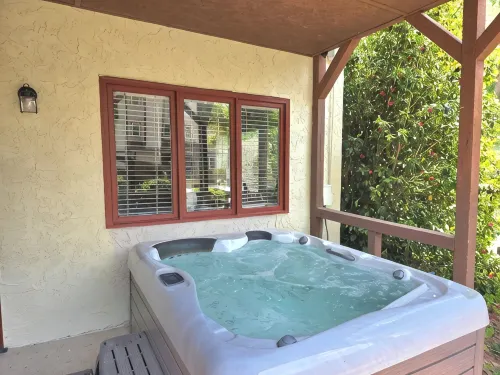 Alan's Apartment - Hot tub, fireplace, located in a quiet corner of Helen. - 3-Star